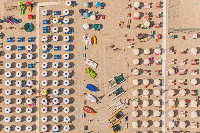 Bernhard Lang, photography, aerial images, aerial photography, beach, pictures of beaches from the air, Adria, Italian beaches photographed from the air, fine art photography, pattern, beach umbrella, Italy, overcrowding, overpopulation