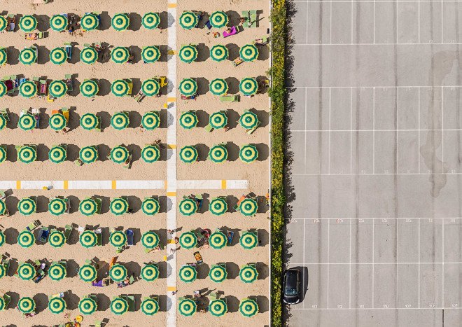 Bernhard Lang, photography, aerial images, aerial photography, beach, pictures of beaches from the air, Adria, Italian beaches photographed from the air, fine art photography, pattern, beach umbrella, Italy, overcrowding, overpopulation