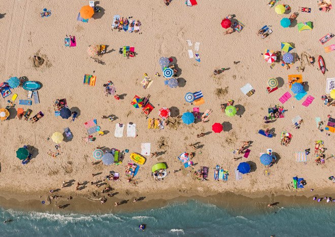 Bernhard Lang, photography, aerial images, aerial photography, beach, pictures of beaches from the air, Adria, Italian beaches photographed from the air, fine art photography, pattern, beach umbrella, Italy, overcrowding, overpopulation