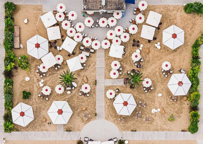 Bernhard Lang, photography, aerial images, aerial photography, beach, pictures of beaches from the air, Adria, Italian beaches photographed from the air, fine art photography, pattern, beach umbrella, Italy, overcrowding, overpopulation