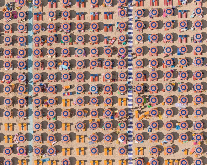 Bernhard Lang, photography, aerial images, aerial photography, beach, pictures of beaches from the air, Adria, Italian beaches photographed from the air, fine art photography, pattern, beach umbrella, Italy, overcrowding, overpopulation
