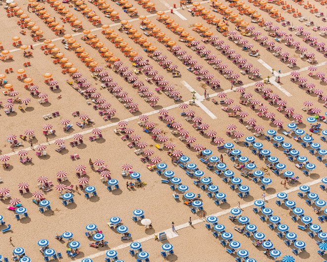 Bernhard Lang, photography, aerial images, aerial photography, beach, pictures of beaches from the air, Adria, Italian beaches photographed from the air, fine art photography, pattern, beach umbrella, Italy, overcrowding, overpopulation