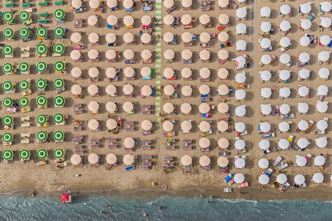 Bernhard Lang, photography, aerial images, aerial photography, beach, pictures of beaches from the air, Adria, Italian beaches photographed from the air, fine art photography, pattern, beach umbrella, Italy, overcrowding, overpopulation