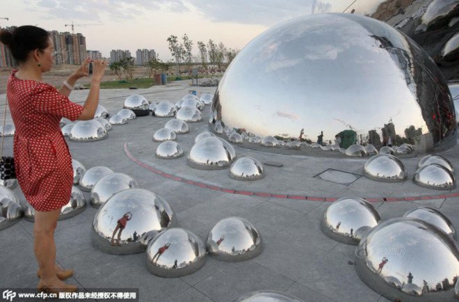 Bean, Chicago, China knockoff, China copycat, China copycat art, China copycat sculpture, Anish Kapoor, Karamay, Xinjiang, Big Oil Bubble, Big Oil Bubble sculpture, Big Oil Bubble China, copycat sculpture, LED,