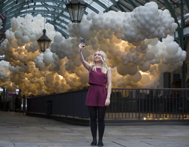 Charles Pétillon. London, temporary art, Heartbeat by Charles Pétillon, Heartbeat Covent Garden, Covent Garden cultural program, balloons, balloon art, balloon installation, London Covent Garden, Covent Garden art, large scale art installation,