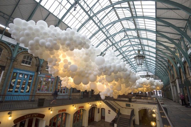 Charles Pétillon. London, temporary art, Heartbeat by Charles Pétillon, Heartbeat Covent Garden, Covent Garden cultural program, balloons, balloon art, balloon installation, London Covent Garden, Covent Garden art, large scale art installation,