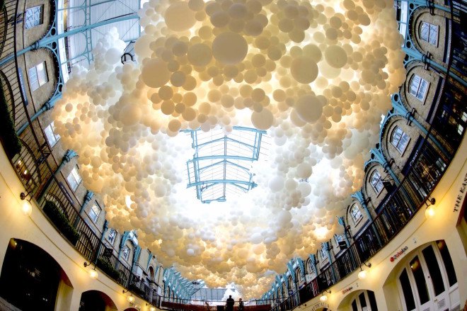 Charles Pétillon. London, temporary art, Heartbeat by Charles Pétillon, Heartbeat Covent Garden, Covent Garden cultural program, balloons, balloon art, balloon installation, London Covent Garden, Covent Garden art, large scale art installation,