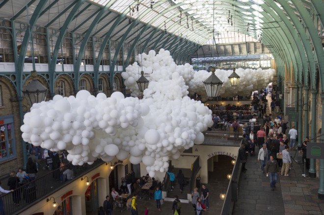 Charles Pétillon. London, temporary art, Heartbeat by Charles Pétillon, Heartbeat Covent Garden, Covent Garden cultural program, balloons, balloon art, balloon installation, London Covent Garden, Covent Garden art, large scale art installation,