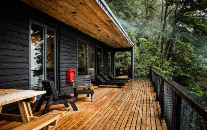 Apio Arquitectos, floor to ceiling glass, House on Todos Los Santos Lake by Apio Arquitectos, House on Todos Los Santos Lake, Todos Los Santos Lake, cabin, Chile, metal plates, metal-clad architecture, metal-clad cabin, natural materials, LEDs, Chilean architecture