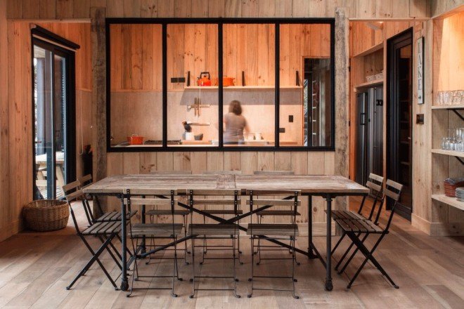 Apio Arquitectos, floor to ceiling glass, House on Todos Los Santos Lake by Apio Arquitectos, House on Todos Los Santos Lake, Todos Los Santos Lake, cabin, Chile, metal plates, metal-clad architecture, metal-clad cabin, natural materials, LEDs, Chilean architecture