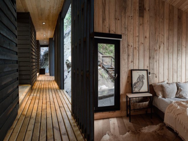 Apio Arquitectos, floor to ceiling glass, House on Todos Los Santos Lake by Apio Arquitectos, House on Todos Los Santos Lake, Todos Los Santos Lake, cabin, Chile, metal plates, metal-clad architecture, metal-clad cabin, natural materials, LEDs, Chilean architecture