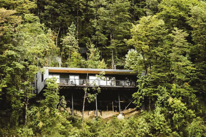 Apio Arquitectos, floor to ceiling glass, House on Todos Los Santos Lake by Apio Arquitectos, House on Todos Los Santos Lake, Todos Los Santos Lake, cabin, Chile, metal plates, metal-clad architecture, metal-clad cabin, natural materials, LEDs, Chilean architecture
