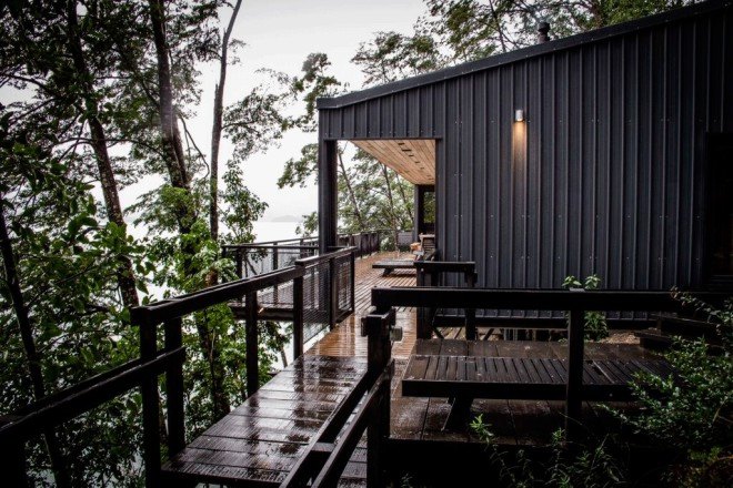 Apio Arquitectos, floor to ceiling glass, House on Todos Los Santos Lake by Apio Arquitectos, House on Todos Los Santos Lake, Todos Los Santos Lake, cabin, Chile, metal plates, metal-clad architecture, metal-clad cabin, natural materials, LEDs, Chilean architecture