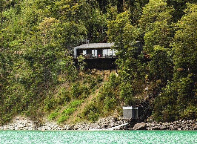 Apio Arquitectos, floor to ceiling glass, House on Todos Los Santos Lake by Apio Arquitectos, House on Todos Los Santos Lake, Todos Los Santos Lake, cabin, Chile, metal plates, metal-clad architecture, metal-clad cabin, natural materials, LEDs, Chilean architecture