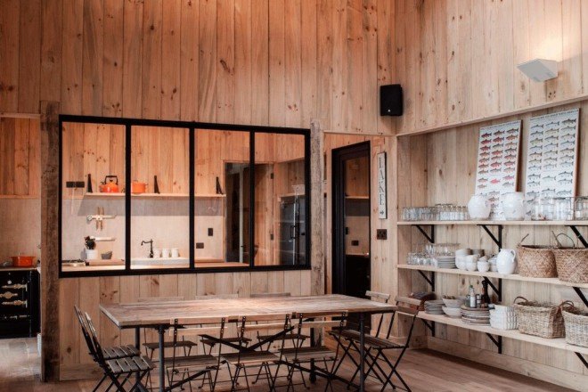 Apio Arquitectos, floor to ceiling glass, House on Todos Los Santos Lake by Apio Arquitectos, House on Todos Los Santos Lake, Todos Los Santos Lake, cabin, Chile, metal plates, metal-clad architecture, metal-clad cabin, natural materials, LEDs, Chilean architecture