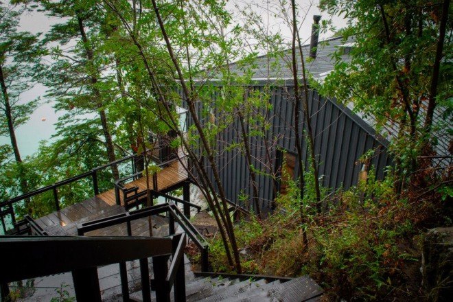 Apio Arquitectos, floor to ceiling glass, House on Todos Los Santos Lake by Apio Arquitectos, House on Todos Los Santos Lake, Todos Los Santos Lake, cabin, Chile, metal plates, metal-clad architecture, metal-clad cabin, natural materials, LEDs, Chilean architecture