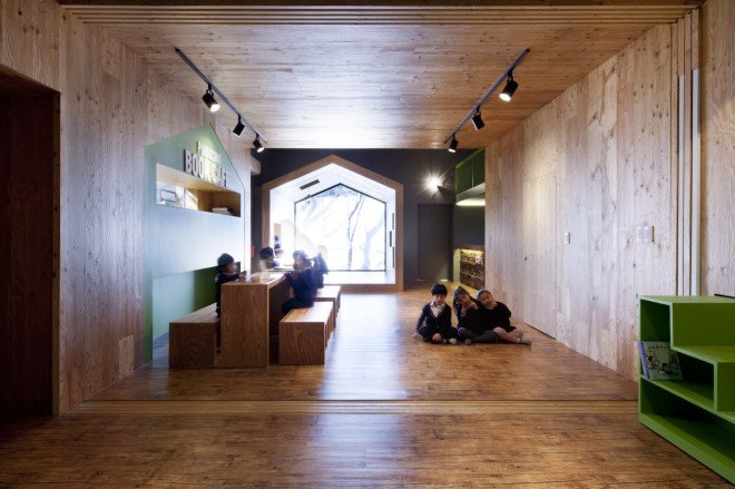 UTAA, Pinocchio, Pinocchio children’s center, renovation, renovated building, South Korea, Unak Mountain, Poneok, larch, larch wood, gabled extension, glazed end wall, high ceilings, book cafe, house within a house, house in a house, house inside a house,
