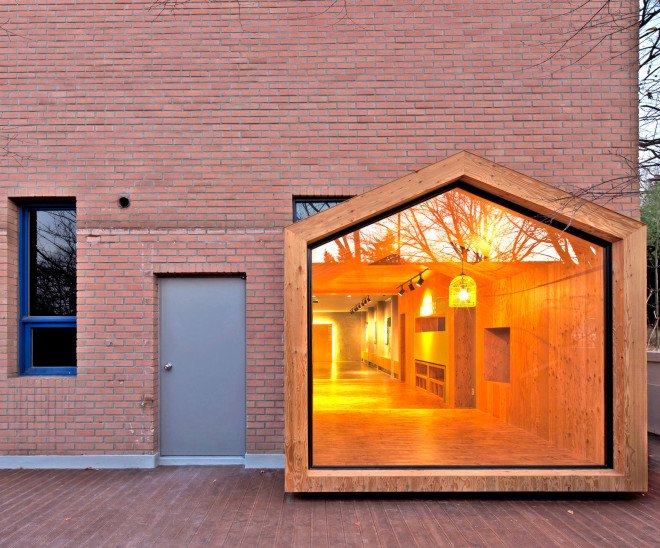 UTAA, Pinocchio, Pinocchio children’s center, renovation, renovated building, South Korea, Unak Mountain, Poneok, larch, larch wood, gabled extension, glazed end wall, high ceilings, book cafe, house within a house, house in a house, house inside a house,