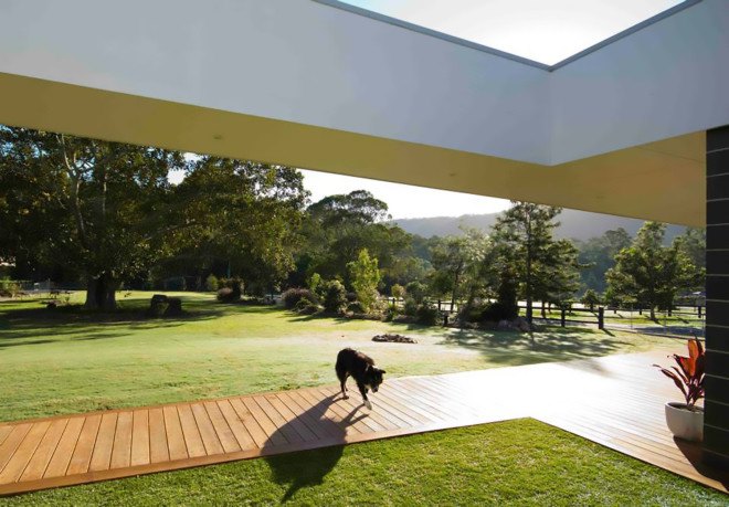Wongawallan Valley, natural cross ventilation, breezeways, courtyards, Fig Tree Residence, Bach House, Jamison Architects, off grid house, solar powered house, solar power, natural light, passive principles, off the grid house, off grid architecture, Gold Coast, Bach House by Jamison Architects, fig tree