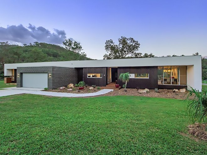 Wongawallan Valley, natural cross ventilation, breezeways, courtyards, Fig Tree Residence, Bach House, Jamison Architects, off grid house, solar powered house, solar power, natural light, passive principles, off the grid house, off grid architecture, Gold Coast, Bach House by Jamison Architects, fig tree