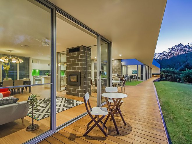 Wongawallan Valley, natural cross ventilation, breezeways, courtyards, Fig Tree Residence, Bach House, Jamison Architects, off grid house, solar powered house, solar power, natural light, passive principles, off the grid house, off grid architecture, Gold Coast, Bach House by Jamison Architects, fig tree