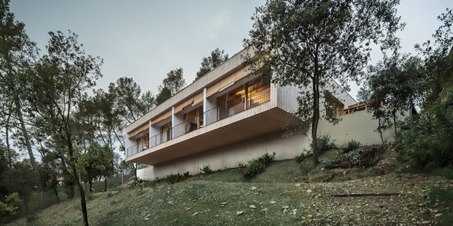 Alventosa Morell Arquitectes, Casa LLP, Casa LLP by Alventosa Morell Arquitectes, Passivhaus, timber house, green roof, Collserola Mountains, clerestory windows, south facing windows, timber, cross ventilation, retaining walls, cantilevered architecture