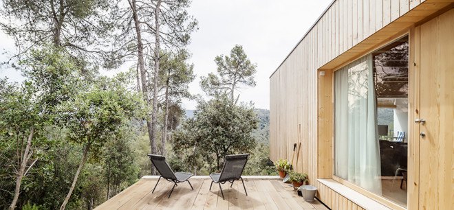 Alventosa Morell Arquitectes, Casa LLP, Casa LLP by Alventosa Morell Arquitectes, Passivhaus, timber house, green roof, Collserola Mountains, clerestory windows, south facing windows, timber, cross ventilation, retaining walls, cantilevered architecture
