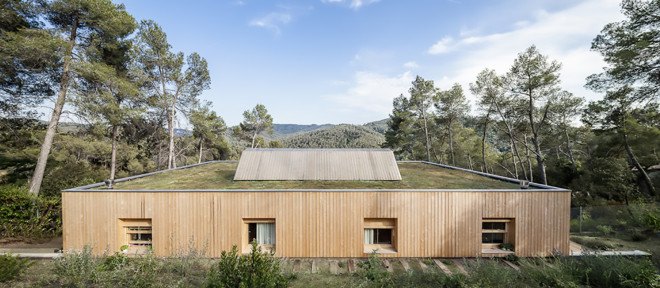 Alventosa Morell Arquitectes, Casa LLP, Casa LLP by Alventosa Morell Arquitectes, Passivhaus, timber house, green roof, Collserola Mountains, clerestory windows, south facing windows, timber, cross ventilation, retaining walls, cantilevered architecture