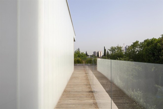 Concrete Cut House, Tel-Aviv, Israel, Pitsou Kedem Architects, concrete, daylit spaces, glass facade, chandelier, swimming pool, family home