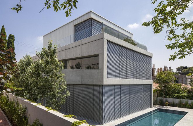 Concrete Cut House, Tel-Aviv, Israel, Pitsou Kedem Architects, concrete, daylit spaces, glass facade, chandelier, swimming pool, family home