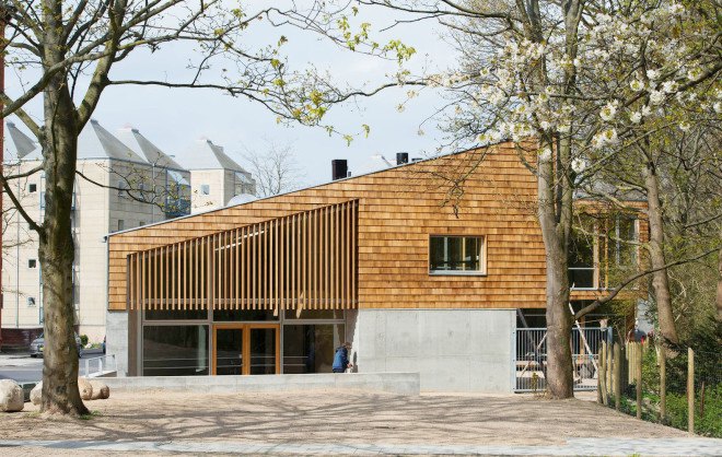 Copenhagen, Sophus Søbye Arkitekter, multipurpose space, multiuse space, shingles, pitched roof, concrete architecture, meeting place, community center, green architecture, timber structure, courtyard