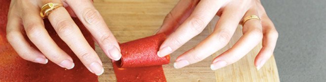 DIY fruit roll ups, DIY fruit by the foot, homemade fruit rollups, fruit rollup recipe, diy fruit leather, fruit leather recipe, healthy recipes, one ingredient fruit leather, one ingredient fruit by the foot, one ingredient fruit roll up, inhabitat, yuka yoneda, yuka yoneda diy