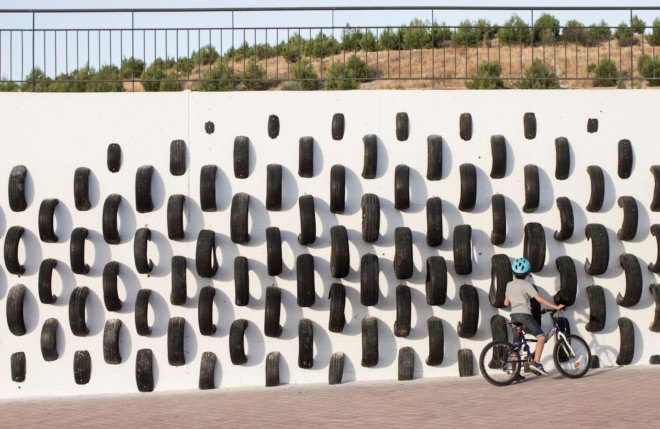 CÚMUL, tires, Seseña, ONA by CÚMUL, Rivas-Vaciamadrid, Cultura de la Calle Festival, upcycled tires, tires graveyard, tires sea, Seseña tires, tire dumpsite Spain, Spain ghost town, tire dumpsite, recycled tires, tire art, art installation, tires