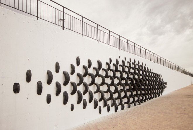 CÚMUL, tires, Seseña, ONA by CÚMUL, Rivas-Vaciamadrid, Cultura de la Calle Festival, upcycled tires, tires graveyard, tires sea, Seseña tires, tire dumpsite Spain, Spain ghost town, tire dumpsite, recycled tires, tire art, art installation, tires