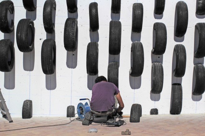 CÚMUL, tires, Seseña, ONA by CÚMUL, Rivas-Vaciamadrid, Cultura de la Calle Festival, upcycled tires, tires graveyard, tires sea, Seseña tires, tire dumpsite Spain, Spain ghost town, tire dumpsite, recycled tires, tire art, art installation, tires