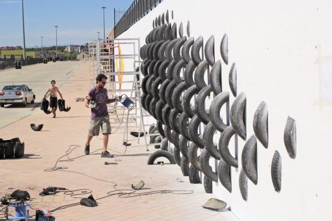 CÚMUL, tires, Seseña, ONA by CÚMUL, Rivas-Vaciamadrid, Cultura de la Calle Festival, upcycled tires, tires graveyard, tires sea, Seseña tires, tire dumpsite Spain, Spain ghost town, tire dumpsite, recycled tires, tire art, art installation, tires