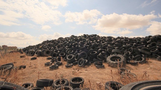 CÚMUL, tires, Seseña, ONA by CÚMUL, Rivas-Vaciamadrid, Cultura de la Calle Festival, upcycled tires, tires graveyard, tires sea, Seseña tires, tire dumpsite Spain, Spain ghost town, tire dumpsite, recycled tires, tire art, art installation, tires
