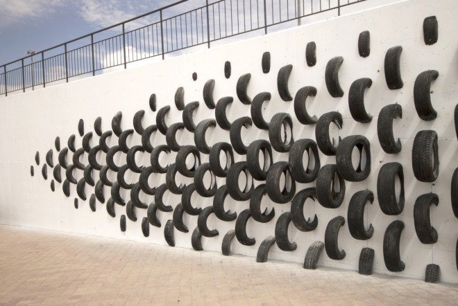 CÚMUL, tires, Seseña, ONA by CÚMUL, Rivas-Vaciamadrid, Cultura de la Calle Festival, upcycled tires, tires graveyard, tires sea, Seseña tires, tire dumpsite Spain, Spain ghost town, tire dumpsite, recycled tires, tire art, art installation, tires