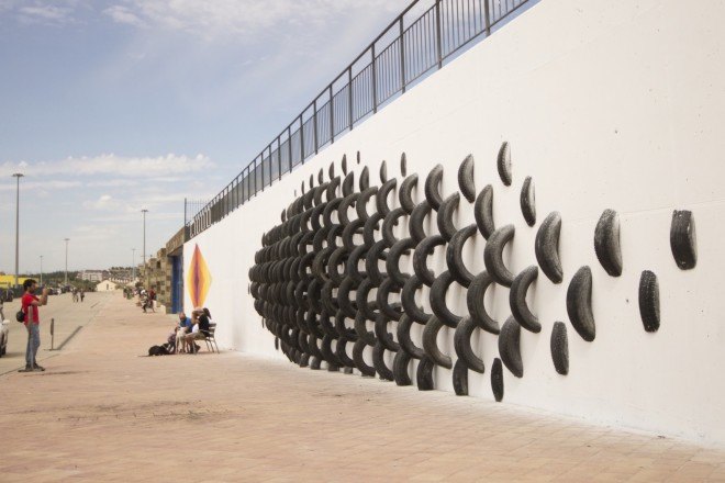 CÚMUL, tires, Seseña, ONA by CÚMUL, Rivas-Vaciamadrid, Cultura de la Calle Festival, upcycled tires, tires graveyard, tires sea, Seseña tires, tire dumpsite Spain, Spain ghost town, tire dumpsite, recycled tires, tire art, art installation, tires