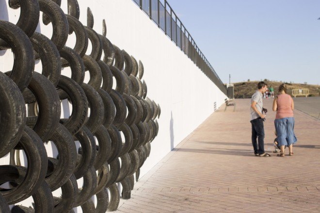 CÚMUL, tires, Seseña, ONA by CÚMUL, Rivas-Vaciamadrid, Cultura de la Calle Festival, upcycled tires, tires graveyard, tires sea, Seseña tires, tire dumpsite Spain, Spain ghost town, tire dumpsite, recycled tires, tire art, art installation, tires