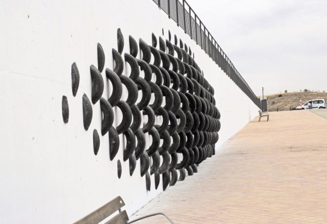 CÚMUL, tires, Seseña, ONA by CÚMUL, Rivas-Vaciamadrid, Cultura de la Calle Festival, upcycled tires, tires graveyard, tires sea, Seseña tires, tire dumpsite Spain, Spain ghost town, tire dumpsite, recycled tires, tire art, art installation, tires