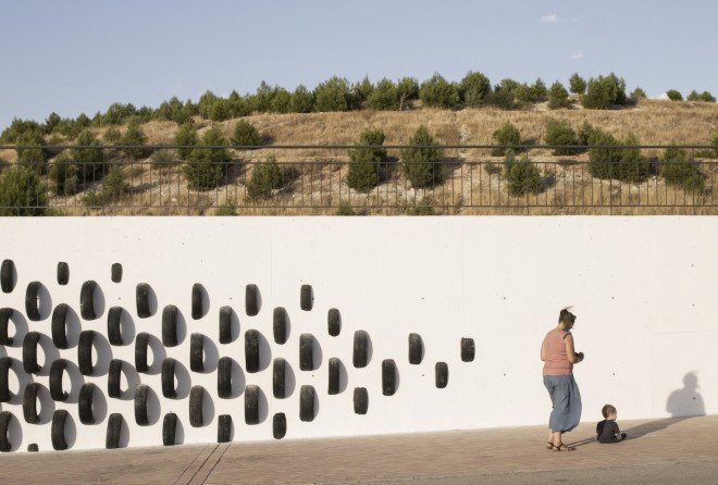 CÚMUL, tires, Seseña, ONA by CÚMUL, Rivas-Vaciamadrid, Cultura de la Calle Festival, upcycled tires, tires graveyard, tires sea, Seseña tires, tire dumpsite Spain, Spain ghost town, tire dumpsite, recycled tires, tire art, art installation, tires