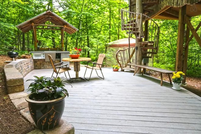 green design, eco design, sustainable design, Airbnb, tree house, An Adirondack Tree House Retreat, upstate new york, escapes from New York