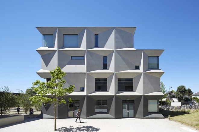 RIBA, RIBA Stirling Prize, Royal Institute of British Architects, Burntwood School, London, Burntwood School by Allford Hall Monaghan Morris, Allford Hall Monaghan Morris, AHMM, Burntwood School by AHMM, school, campus design, modernist design, Morag Myerscough, Sir Leslie Martin