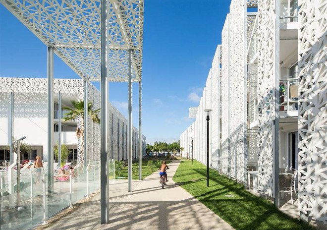 Cap d Agde Hotel, Jacques Ferrier Architecture, facade design, concrete, concrete facade, green architecture, Mediterranean architecture, swimming pool, hotel design, terraces, natural light