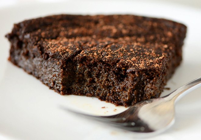 gluten-free chocolate cake, flourless chocolate cake recipe, avocado chocolate cake recipe, vegan desserts, gluten-free desserts, desserts without refined-sugar, sugar-free desserts, vegan holiday desserts, healthy desserts, paleo desserts, vegetarian desserts, naturally sweetened desserts, naturally-sweetened desserts