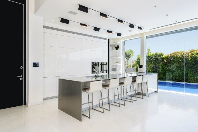 tel aviv, israel, israelevitz architects, eco friendly tel aviv home, solar power, solar power home tel aviv, israeli architecture, homes with pools, homes with glass walls