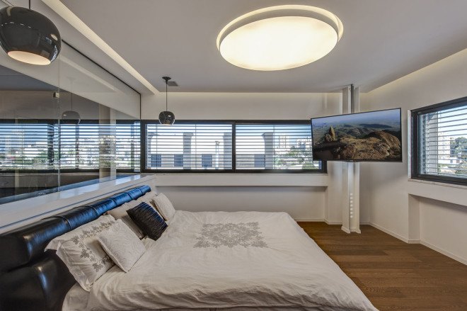 tel aviv, israel, israelevitz architects, eco friendly tel aviv home, solar power, solar power home tel aviv, israeli architecture, homes with pools, homes with glass walls