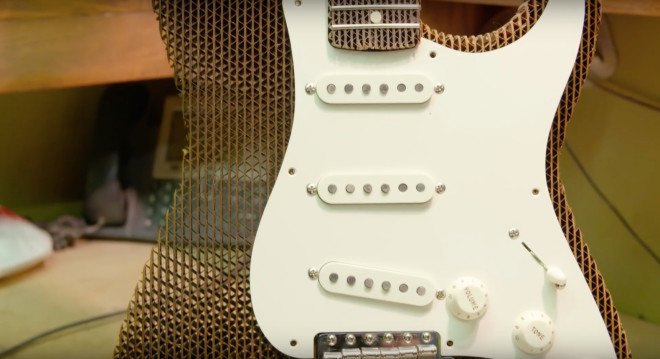 signal snowboards, ernest packaging, cardboard chaos, cardboard guiter, paper guitar, cardboard stratocaster, fender stratocaster, fender custom shop