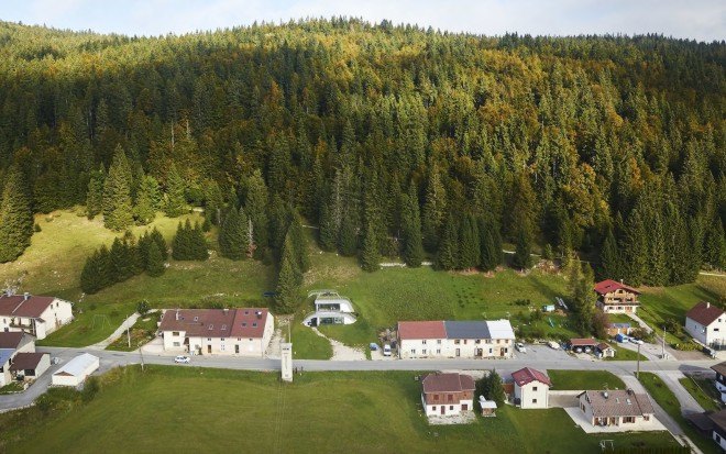 green roof, Casa Jura, Casa Jura by JDS Architects, JDS Architects, green roofed home, green roofed retreat, holiday home, holiday retreat, open plan layout, open plan, full height glazing, house built into a slope, walk on green roof, Jura mountains
